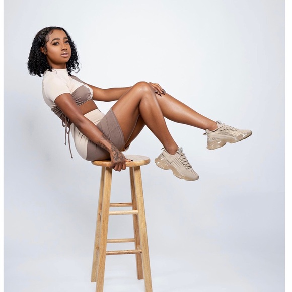 Sneakers - Picture 9 of 10